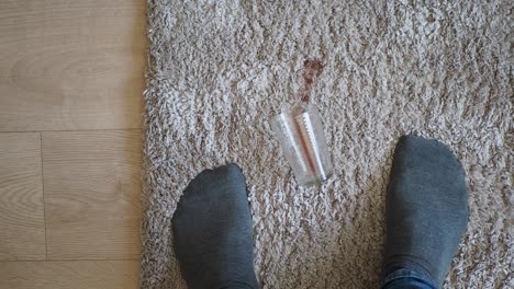 bebida derramada en la alfombra con vidrio roto