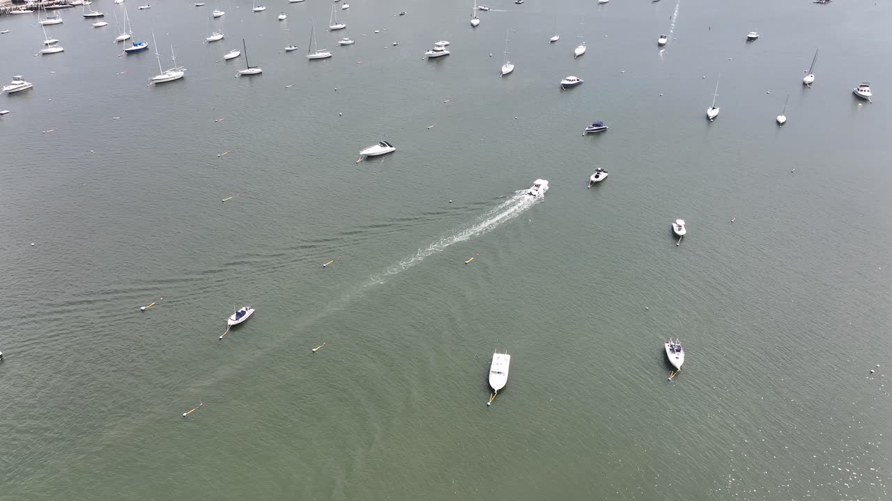 화창한 날 여러 척의 정박된 보트가 있는 뉴욕 롱아일랜드의 노스포트 정박지의 공중 전망