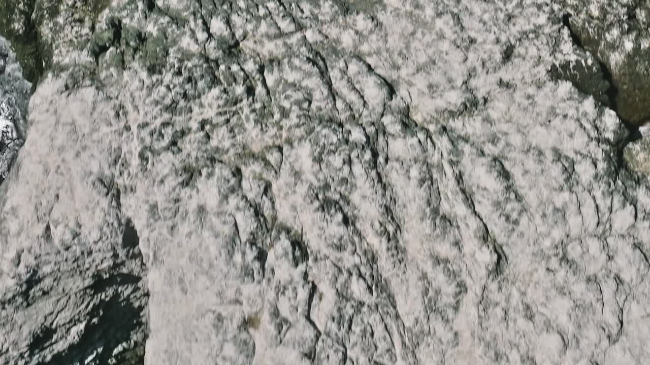 Vista aerea delle onde oceaniche in California, USA, durante il giorno.