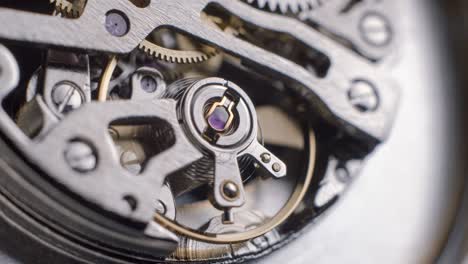 reloj de tourbillon girando macro movimiento lento