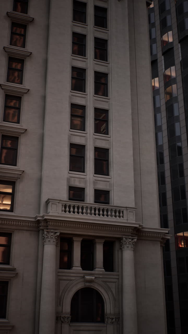 Edificio storico svetta tra i moderni grattacieli in una città vivace