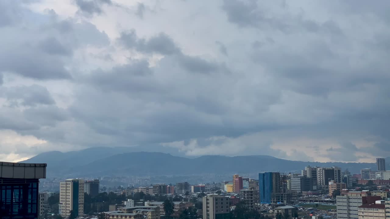 un tiro amplio para la ciudad de addis abeba y las nubes se mueven lentamente
