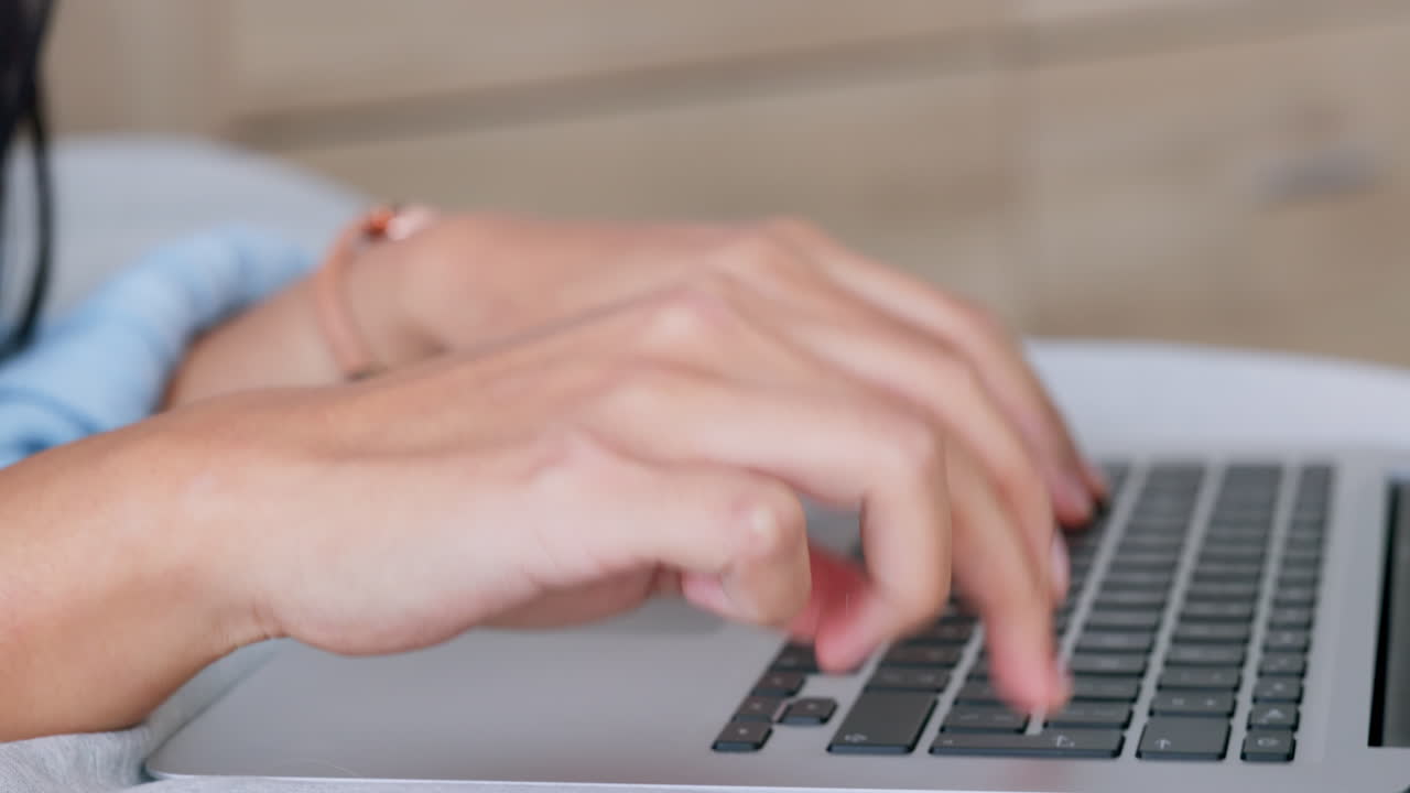 glitch, 404 y el estrés con las manos de una mujer