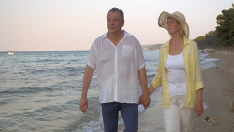 Pareja-Madura-Caminando-Por-La-Playa