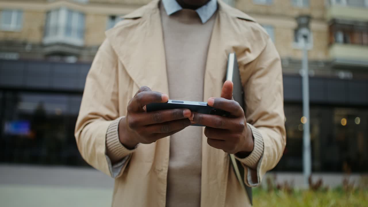 hombre usando teléfono inteligente en la ciudad