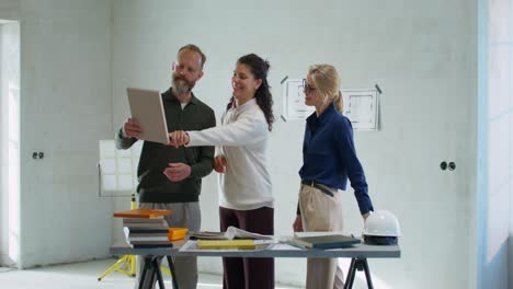 equipo de diseño de interiores discutiendo materiales