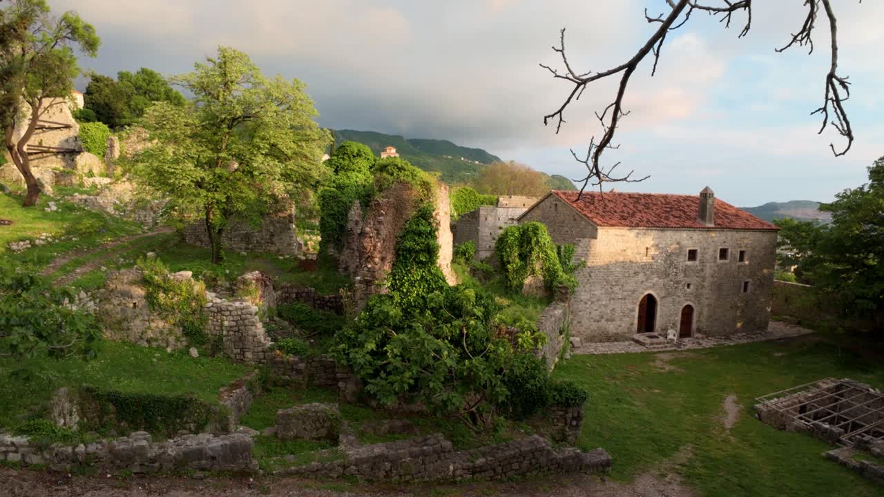 Crepuscolo estivo sulla Città Vecchia di Bar, Montenegro, con Torre dell'Orologio in pietra e Mura Medievali.