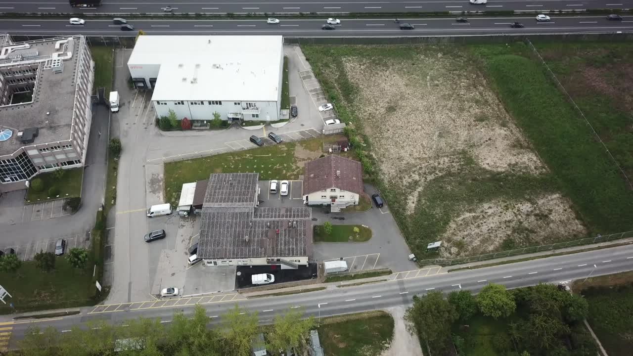 inclinar hacia arriba, edificios y una carretera cerca de morges en suiza