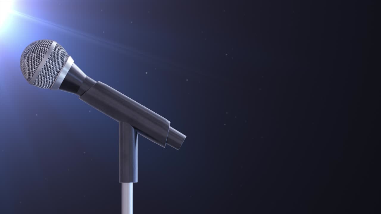 el micrófono en el soporte está de pie en el escenario. las llamaradas de la lente.