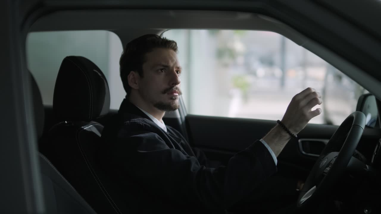 차에 타고 있는 남자