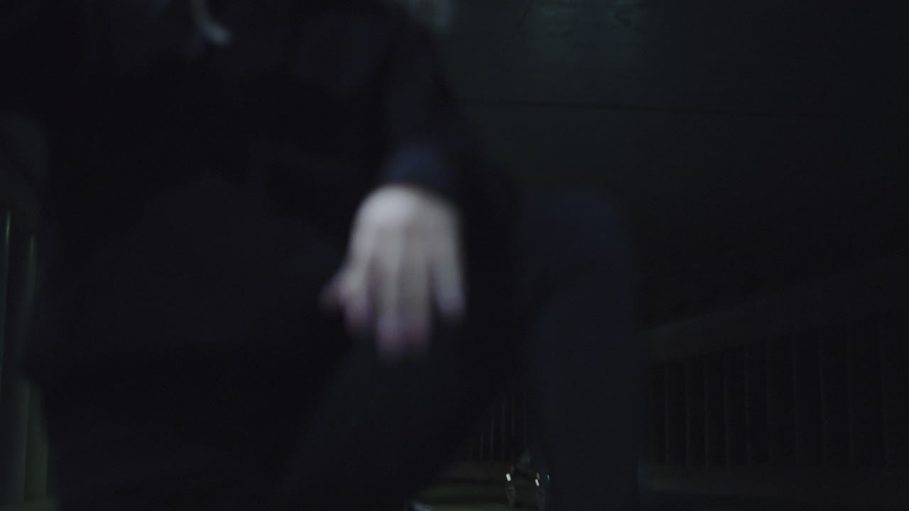 pierna de mujer de pie en la carretera en el túnel subterráneo de la ciudad de la noche.