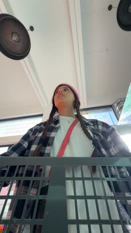 mujer mirando hacia un techo alto dentro de un edificio