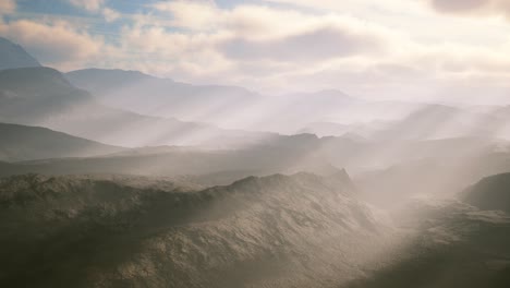 Vulkanische-Wüstenlandschaft-Aus-Der-Luft-Mit-Lichtstrahlen