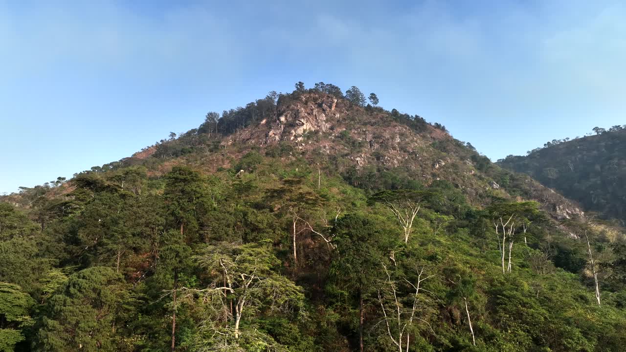 vista aérea del avión no tripulado en la meseta de zomba, malawi.