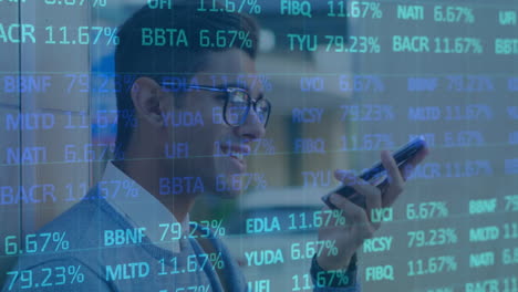 animación del mercado de valores sobre el hombre usando un teléfono inteligente