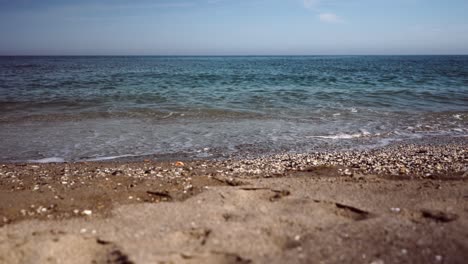 Ruhige-Meereswellen-In-Zeitlupe-Am-Strand