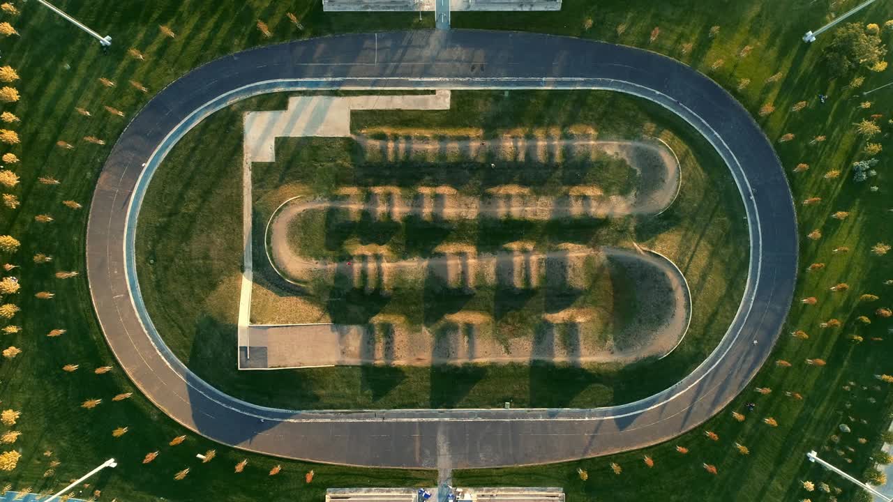 해가 지는 시점 에 자전거 경주 경로 의 위 에서 아래 로 보이는 모습