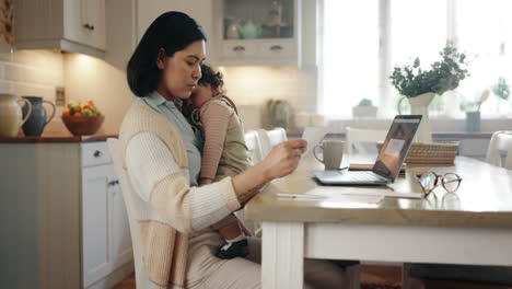 mamá, bebé y portátil para el presupuesto de trabajo desde casa
