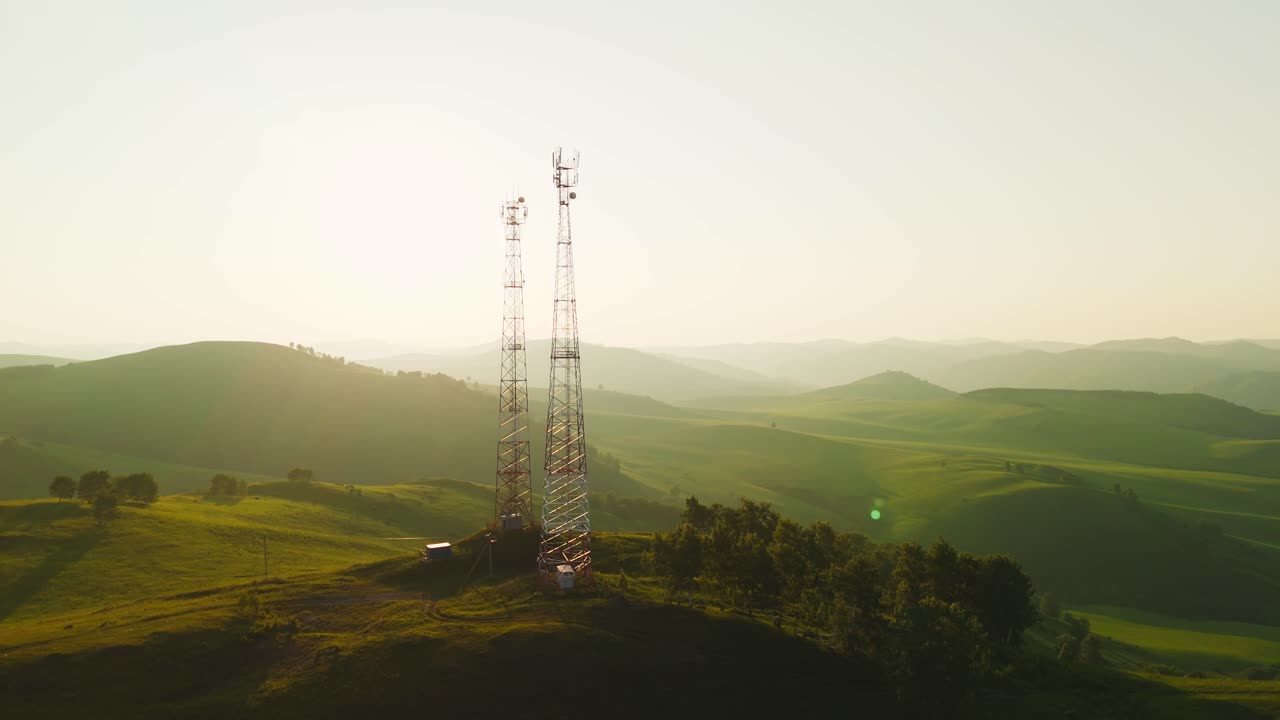 Vista aerea di ripetitori su colline verdi all'ora d'oro