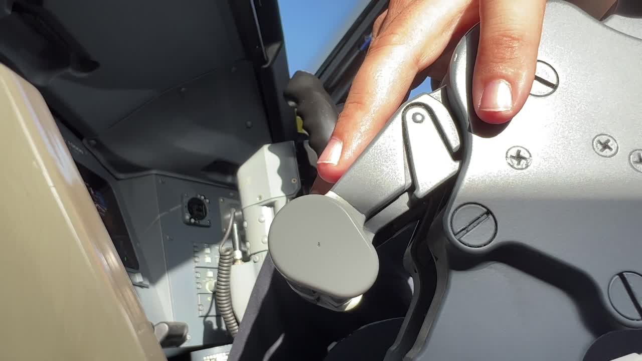 현대적 인 제트기 를 조종 하는 조종사 는 엔진 가속기 와 비행 제어기 를 작동 시키고 있다