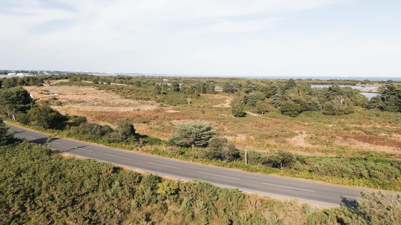 허드랜드와 물 위에서 낮게 날아다니는 드론 영상