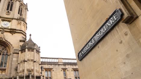 los visitantes admiran la arquitectura histórica en oxford