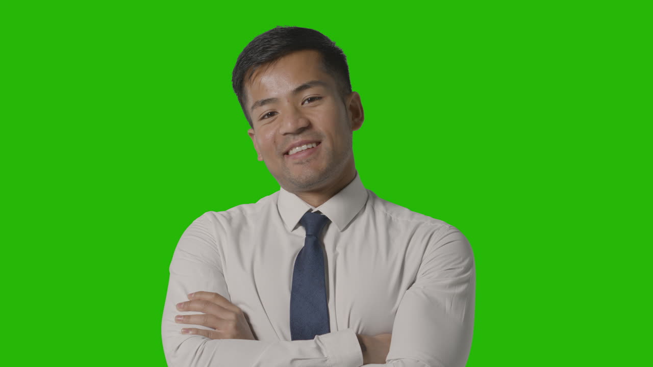 ritratto di uomo d'affari in camicia e cravatta contro lo schermo verde che sorride alla telecamera 2