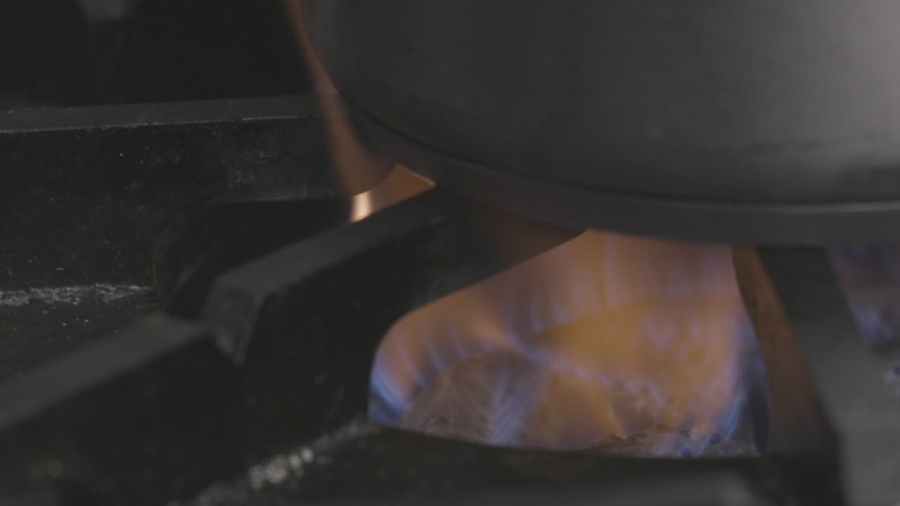 냄비를 가열하는 산업용 스토브 위에 있는 버너의 느린 동작