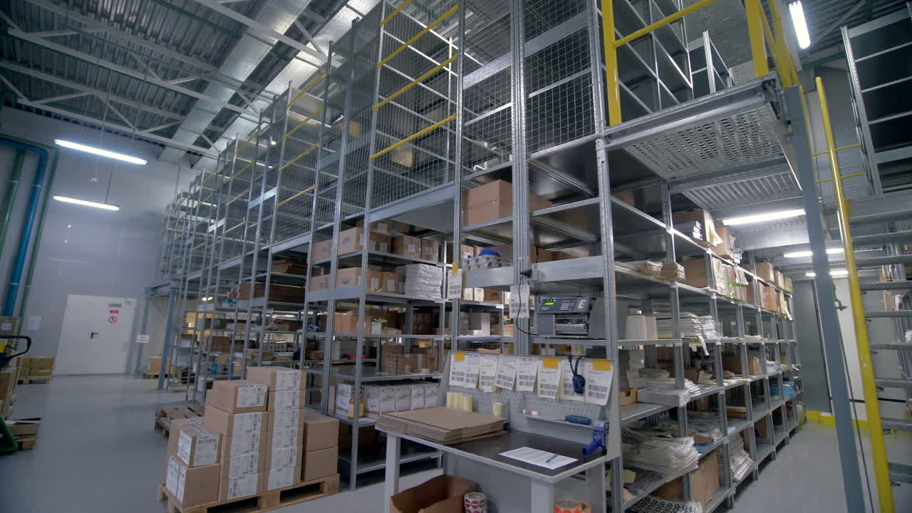 Ampia struttura di stoccaggio con scaffalature alte