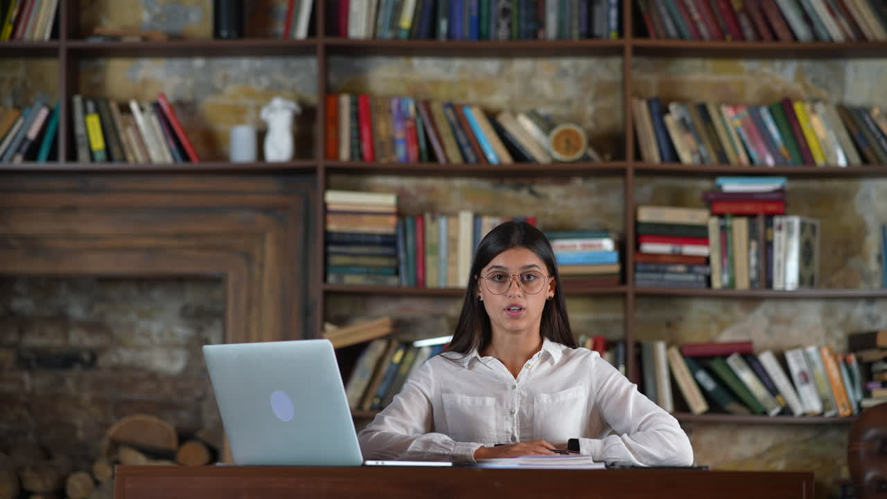 mujer dando una presentación en una biblioteca