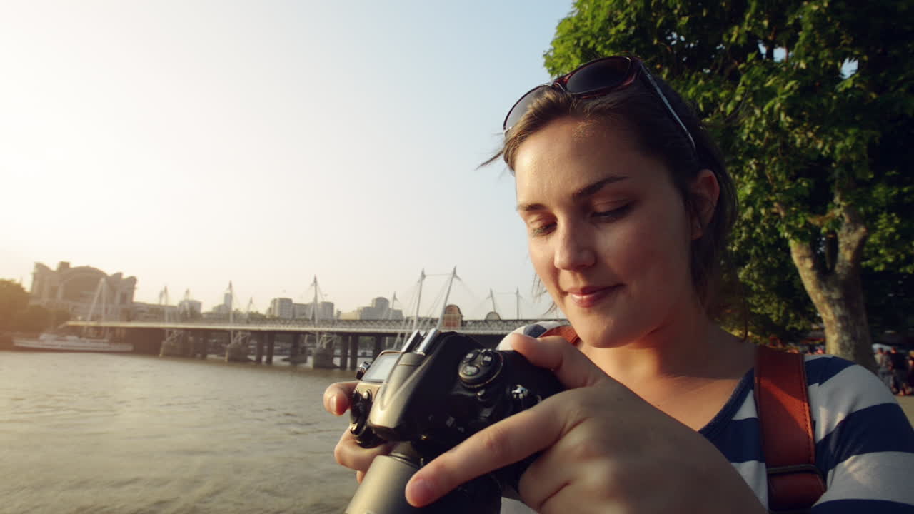 fotógrafo de viajes turísticos fotografiando la ciudad de londres al atardecer