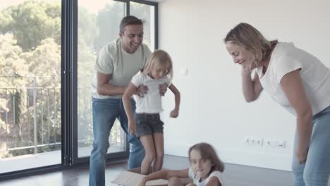 Glückliche-Familie,-Die-Spaß-Beim-Umzug-Hat