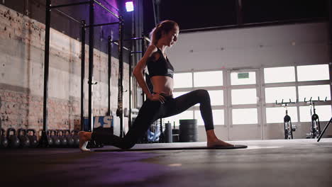 Cámara-Lenta-De-La-Joven-Atleta-Haciendo-Ejercicio-De-Piernas-Durante-El-Entrenamiento-Físico-En-El-Gimnasio