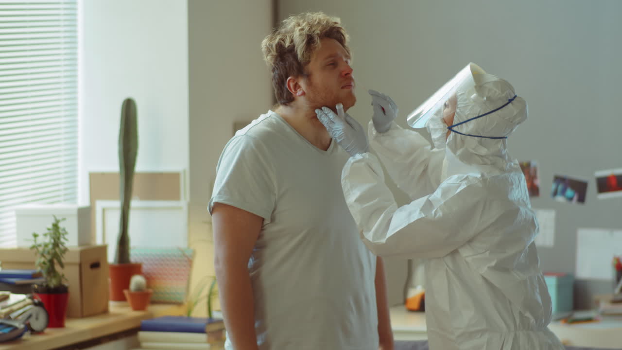 el médico está probando al enfermo para la covid-19 en casa.