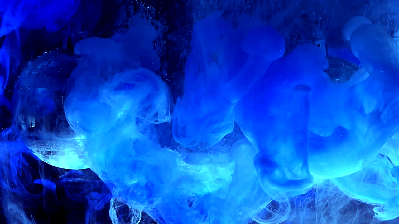 어두운 파란색 배경에 세 개의 반이는 은색 크리스마스 공.