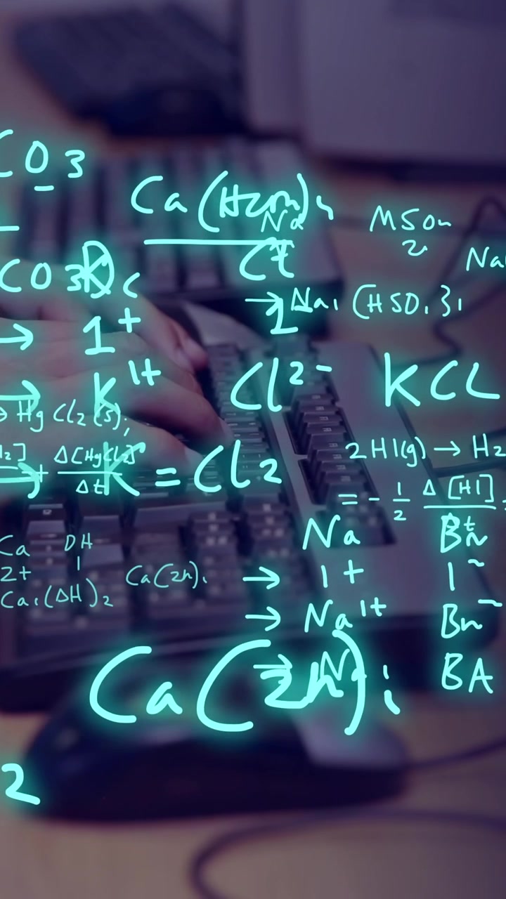 Animation von Gleichungen und Datenverarbeitung über einem männlichen Studenten, der am Computer arbeitet