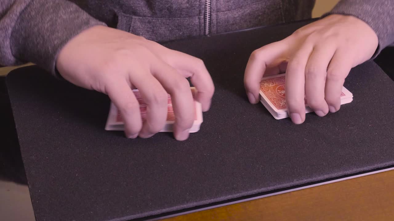 naipes barajados en la mesa