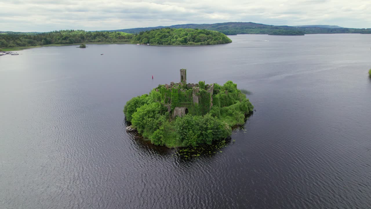 Vista aerea del castello di McDermott con panorama del Lough Key