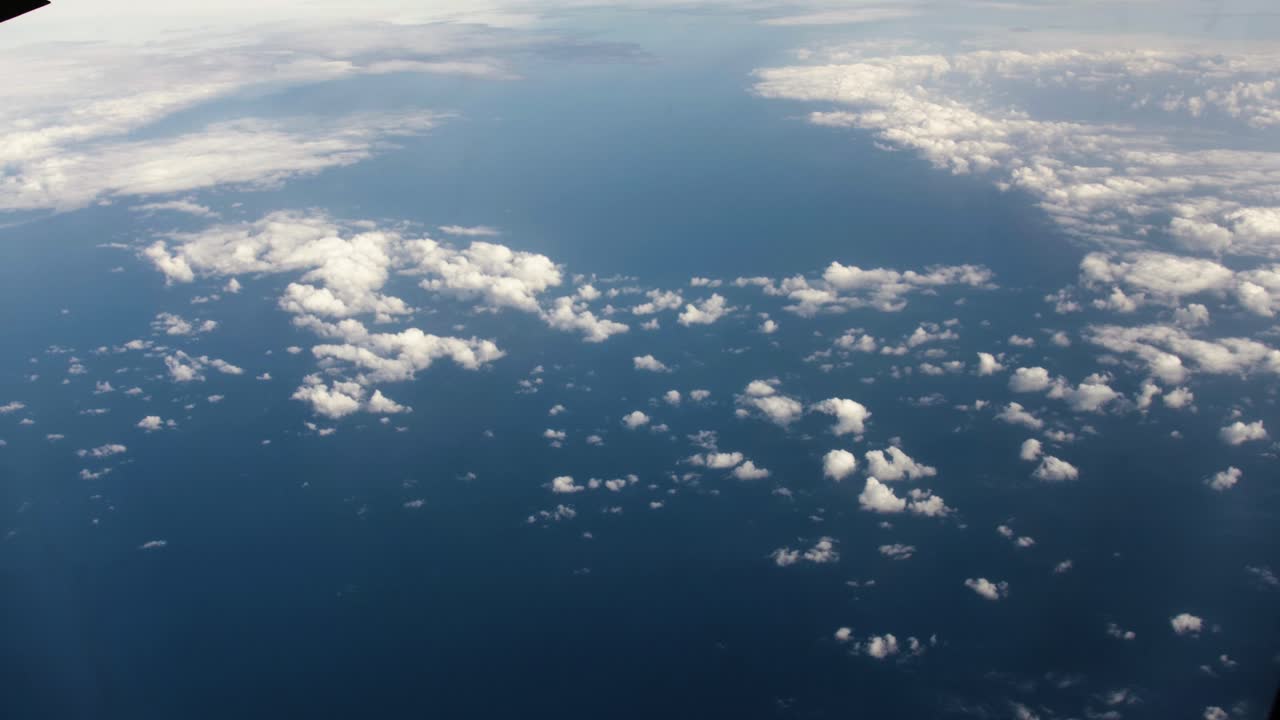 aérea, vista del planeta tierra desde la ventana de una nave espacial o un avión