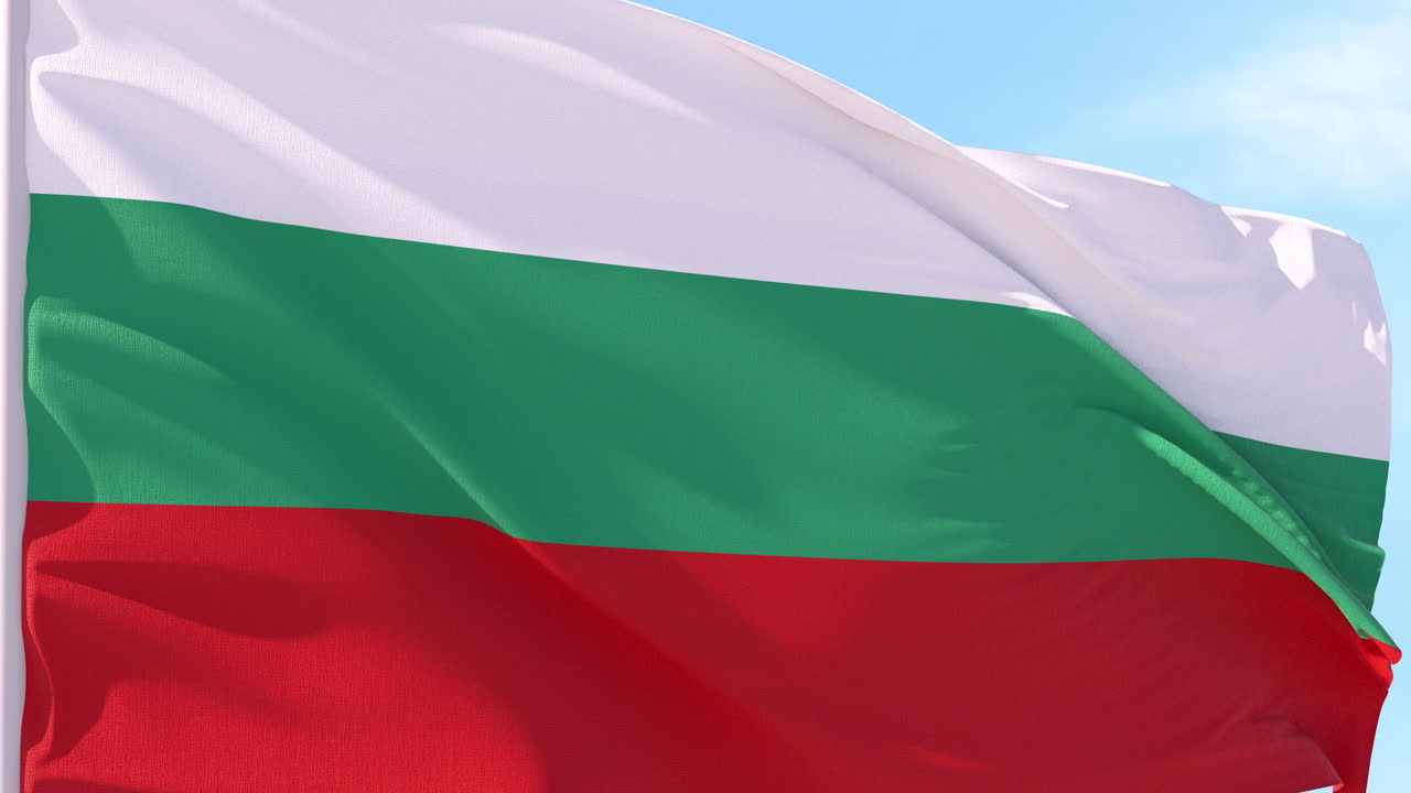 Bulgarische Flagge weht im Wind vor blauem Himmel