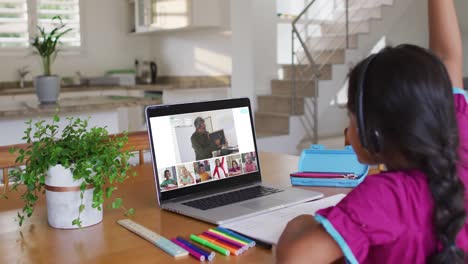 Colegiala-Usando-Una-Computadora-Portátil-Para-Clases-En-Línea-En-Casa,-Con-Diversos-Maestros-Y-Clases-En-La-Pantalla