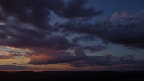 un hermoso atardecer naranja y azul