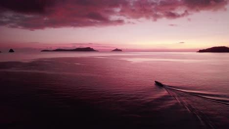 Roter-Dunkler-Sonnenuntergang-Mit-Dem-Boot,-Das-Zu-Einer-Zielsilhouette-Fährt