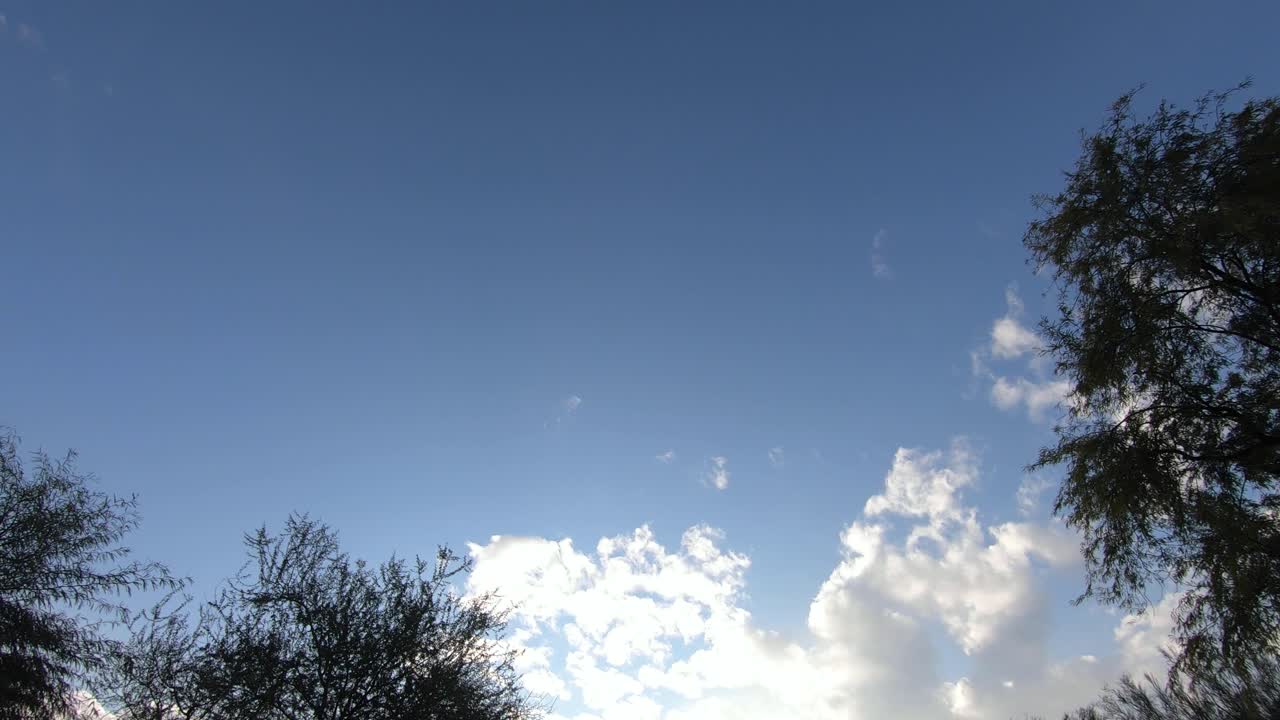 하늘의 변화하는 구름과 빛의 저속 촬영에는 자연의 신 광선이 포함됩니다.