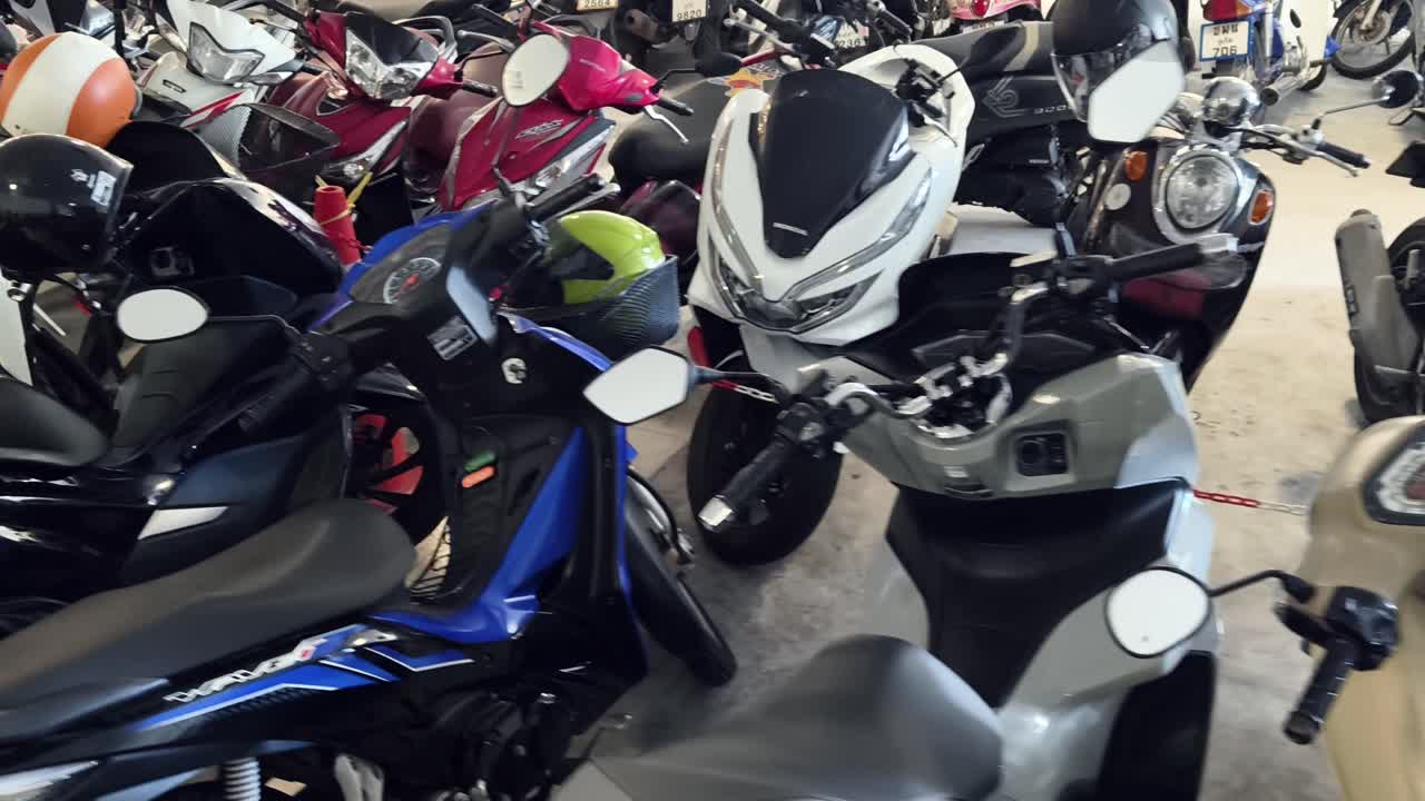 차고 에 주차 된 오토바이