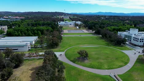 Drone-Aéreo-Paisaje-Tiro-Parlamento-Casa-Parque-Jardines-Hierba-árboles-Cielo-Matorrales-Punto-De-Referencia-Canberra-Ley-Ciudad-Viajes-Turismo-Política-Australia-Capital-Colina-4k