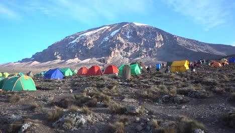 Weitwinkelaufnahme-Des-Kilimandscharo-Gipfels-Mit-Blauem-Himmel