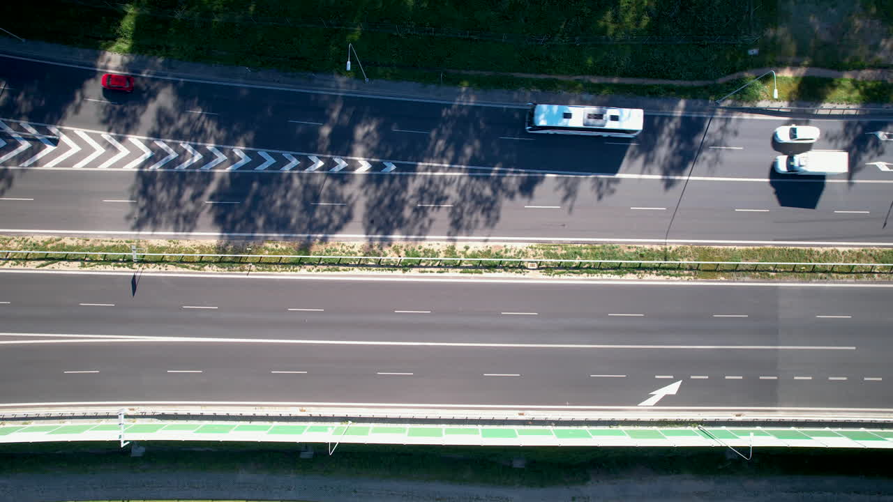 폴란드 의  ⁇ 은 날 에 고속도로 에 있는 자동차 들 의 공중  ⁇  다운  ⁇ , 4k
