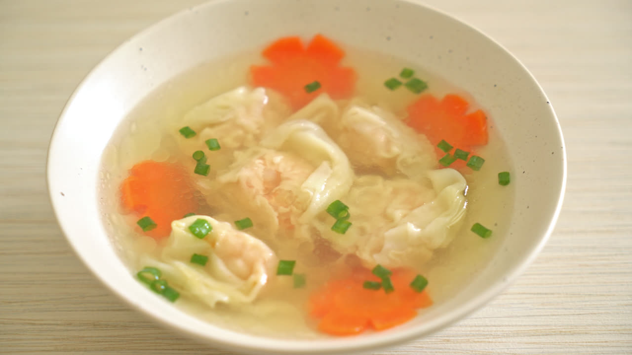 Rejedumplingsuppe i hvid skål - Asiatisk madstil