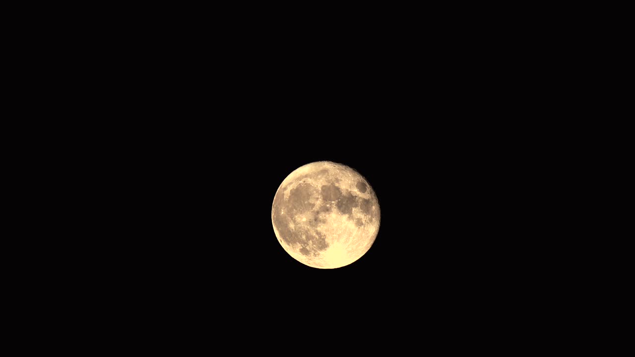 Lua cheia e nuvens em um céu noturno escuro, vídeo 4K.